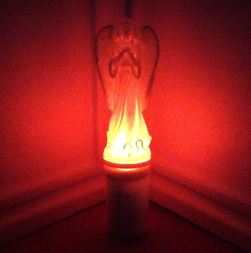 Ηλεκτρικό κερί με άγαλμα αγγέλου κόκκινου φωτισμού