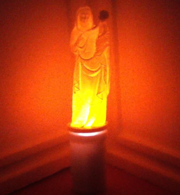 Ηλεκτρικό κερί με άγαλμα Παναγίας με Χριστό πορτοκαλί φωτισμού